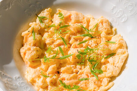 Скрэмбл с пармезаном