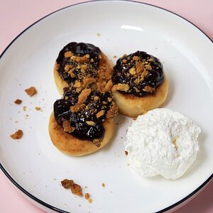 Сырники с черной смородиной и взбитым йогуртом