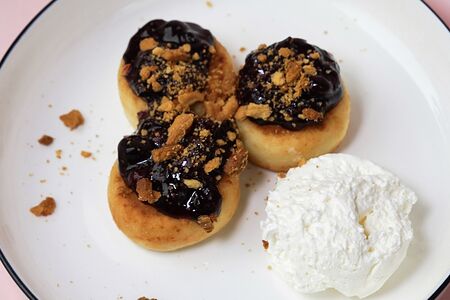 Сырники с черной смородиной и взбитым йогуртом