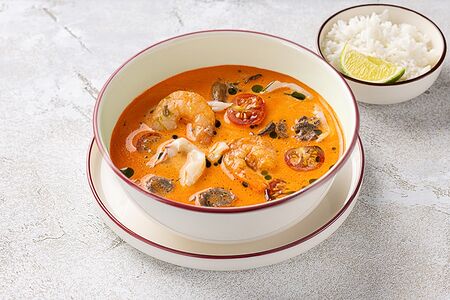 Том ям с кальмарами, креветками и томатами черри