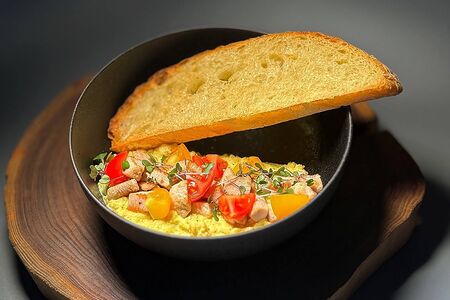 Скрембл с индейкой, черри и пармезаном