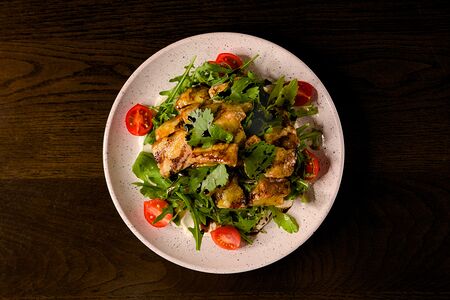 Салат с хрустящим баклажаном и молодым сыром