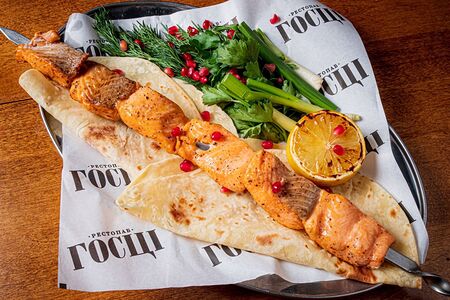 Филе лосося с домашней лепешкой