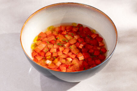 Холодный томатный суп с клубникой