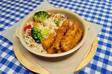 Филе белой рыбы в панировке с рисом и овощами