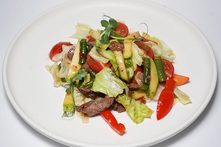 Тёплый салат с телятиной