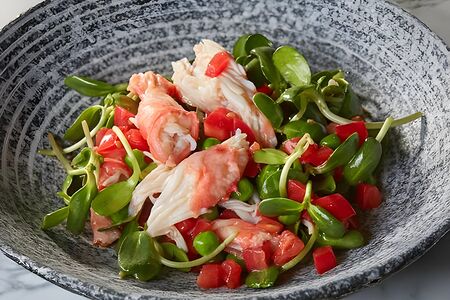 Салат с крабом и ростками подсолнуха