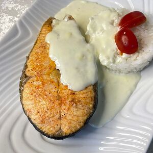 Стейк из семги под сливочным соусом с рисом 