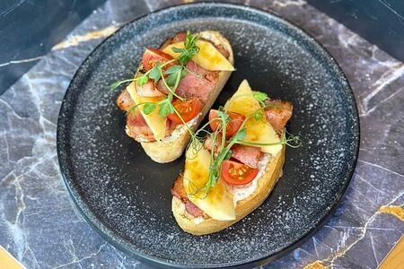 Брускетта с беконом, грушей и жженой карамелью