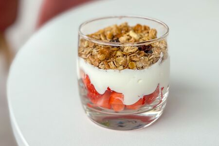 Йогурт с гранолой и свежими ягодами