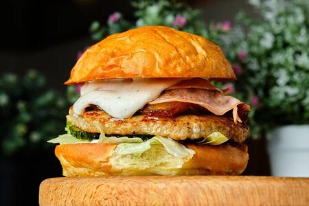 Бургер с битыми огурцами и окороком