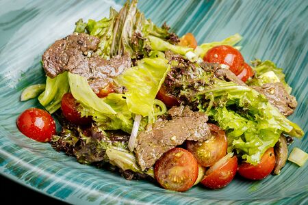 Салат-стейк с говядиной, помидорами черри, мини-моцареллой и соусом из петрушки