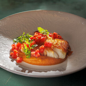 Синекорый палтус, овощное карри и томаты