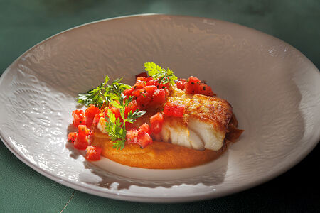 Синекорый палтус, овощное карри и томаты