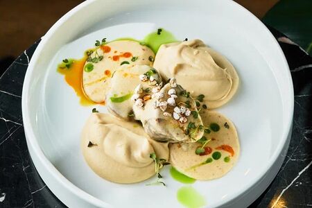 Томлёный говяжий язык в соусе хрен