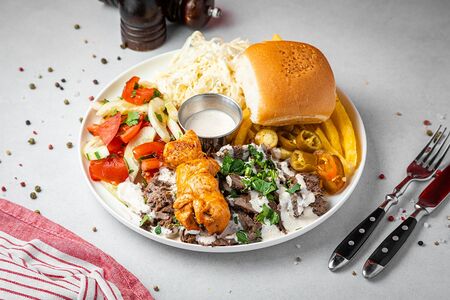 Шаурма, смешанная на тарелке