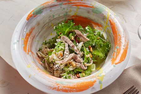 Салат с говяжьим языком, цыпленком и шампиньонами 