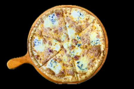 Пицца Четыре сыра на тонком тесте