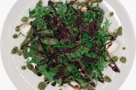 Салат из микса трав с моцареллой и соусом песто