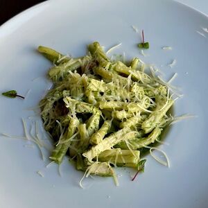 С филе цыпленка в сливочно-шпинатном соусе