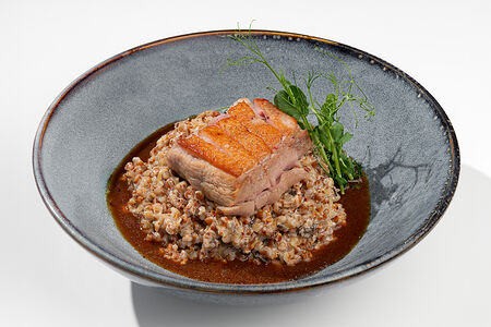 Утиная грудка со сморчками, листьями хрена и гречкой