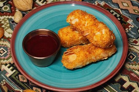 Сырные палочки с брусничным соусом