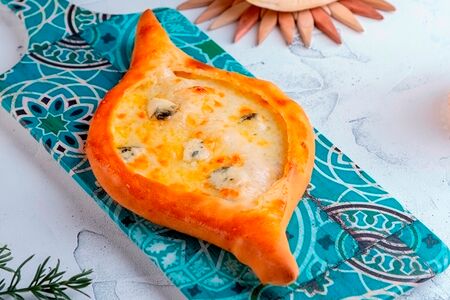Хачапури-лодочка четыре сыра