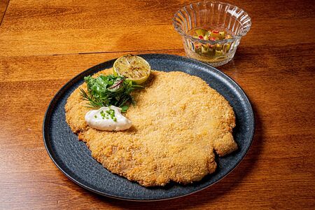 Шницель из телятины с огуречным релишем и айоли пармезан