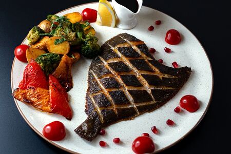 Камбала с овощами