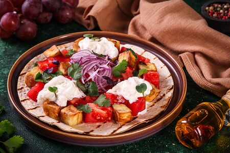 Хрустящий баклажан с сочными помидорами и страчателлой