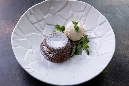 Шоколадный фондaн с ванильным мороженым