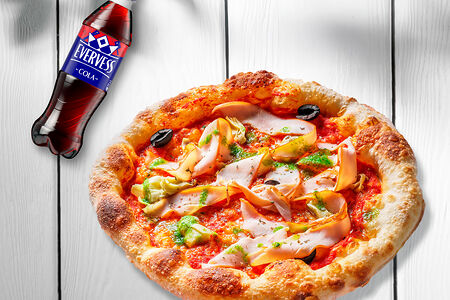 Пицца с курицей и артишоками и Evervess Кола