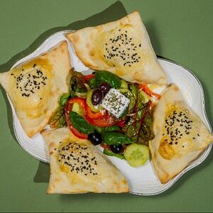 Акрополь с маслинами каламата и греческой питой