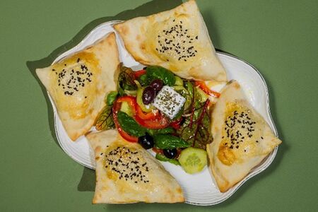 Акрополь с маслинами каламата и греческой питой