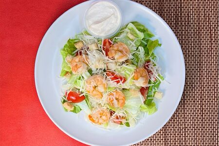 Салат Цезарь с креветками