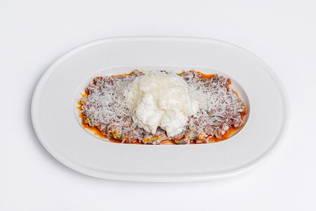 Тартар из говядины, сырный мусс 