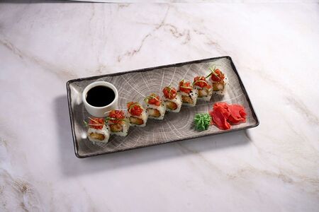 Ролл с томатами конкассе