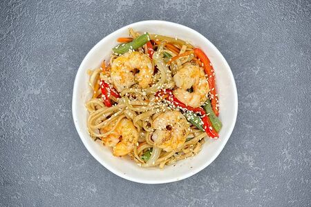 Креветка в соусе сладкий чили с лапшой удон