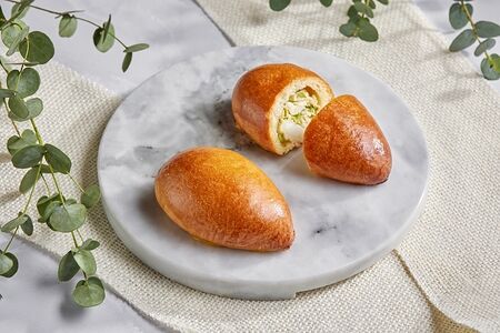 Пирожок с луком и яйцом