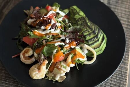 Микс салатов, креветки, кальмары, авокадо