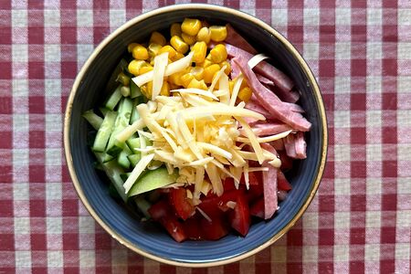 Салат из овощей с ветчиной