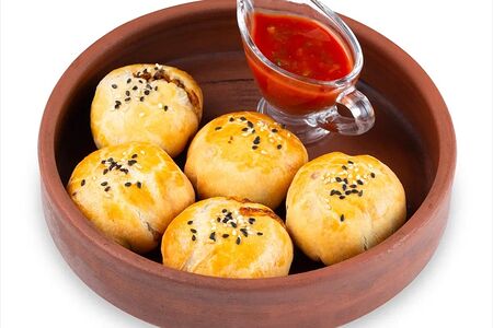 Мини-самса с бараниной и соусом сацебели