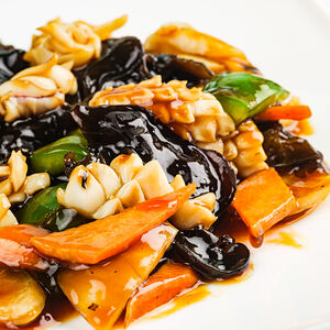 Кальмар с грибами муэр