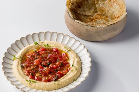 Хумус со спелыми томатами