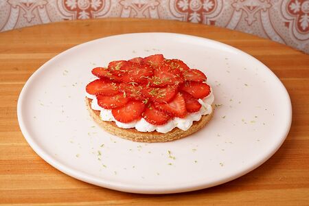 Тарт, сливочный крем, карамель, фрукты