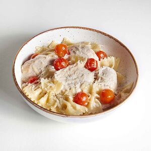 Фарфалле с курочкой и томатами черри в сливочном соусе с сыром пармезан