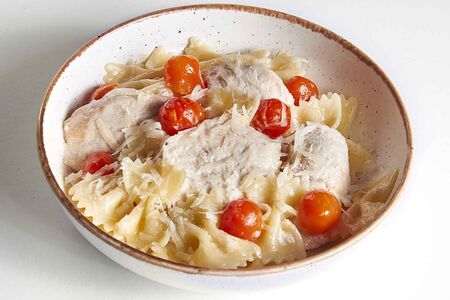 Фарфалле с курочкой и томатами черри в сливочном соусе с сыром пармезан