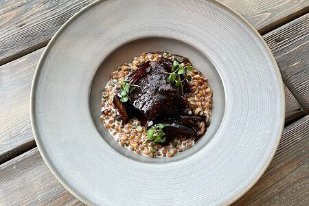 Говяжьи щечки с ризотто из пшеницы и кедрового ореха