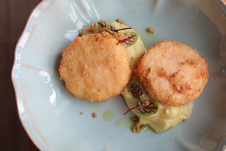 Краб-кейк с моцареллой, трюфельное пюре 