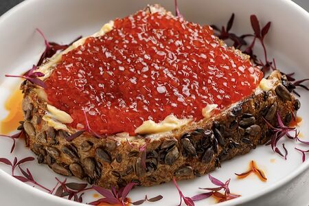 Бутерброд с красной икрой